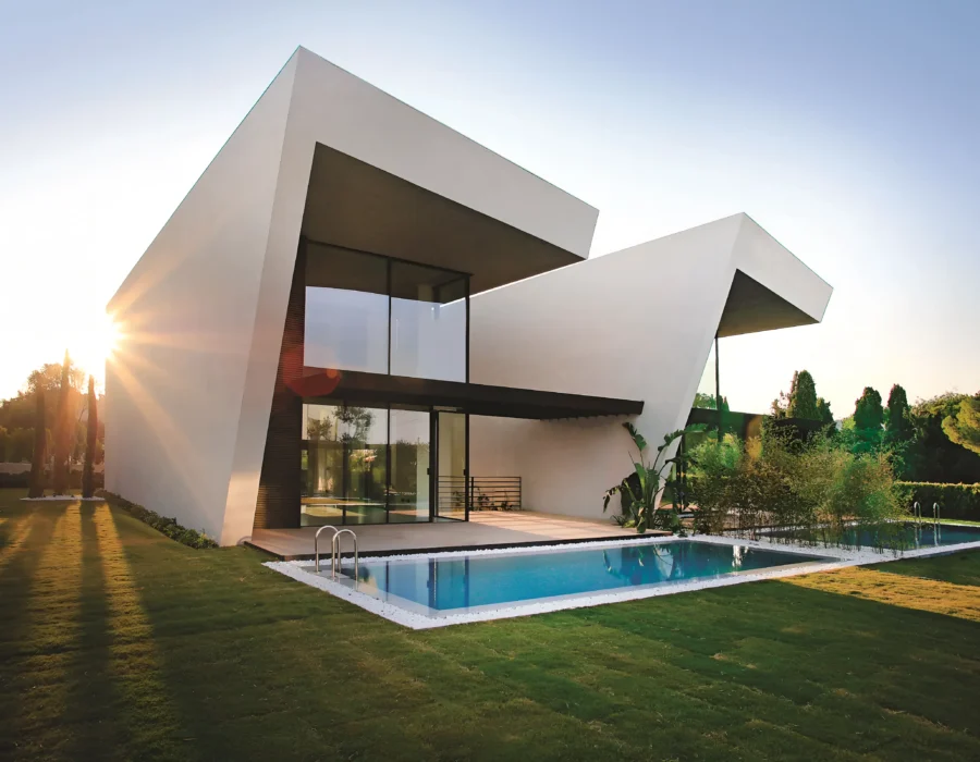Casa moderna de diseño ontemporáneo con piscina y grandes ventanales